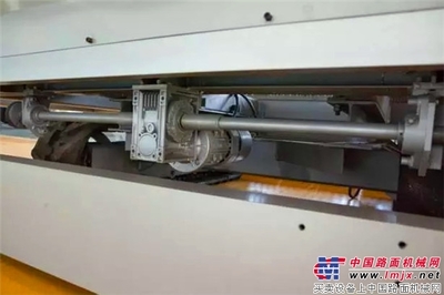 人行道鋪磚神器--群峰新型路面鋪磚機-磚機-群峰智能-工程機械動態-中國路面機械網